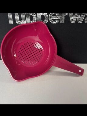 Tupperware Colander 1qt Double Pouring Spouts Hole And Hook Hanging Wine Red